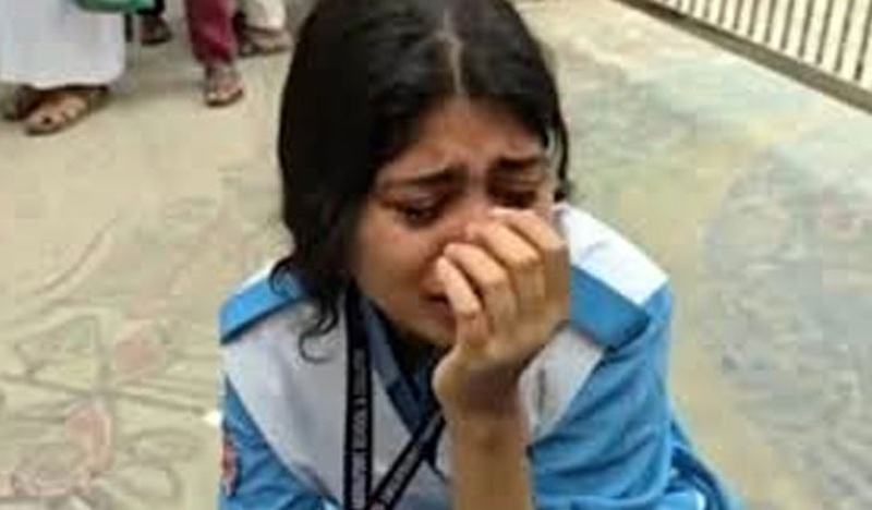 পরীক্ষা নয়,মানবিকতা হারালো: অসুস্থ মাকে হাসপাতালে রেখে এসেই ফিরে এলো চোখের জলে ভেজা ‘না’